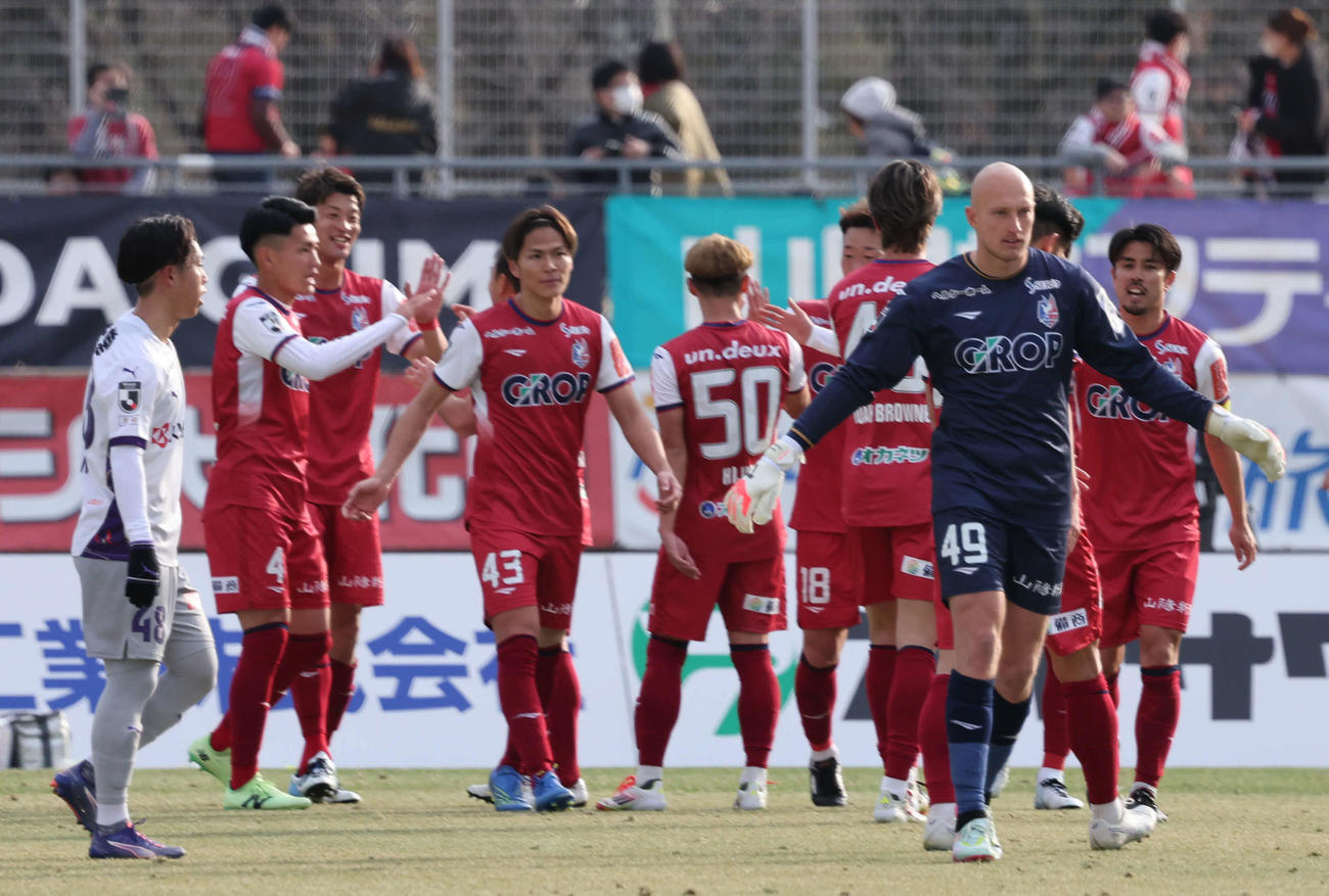 岡山対京都　J1初戦に初勝利を挙げ喜ぶ岡山イレブン（撮影・西尾就之）