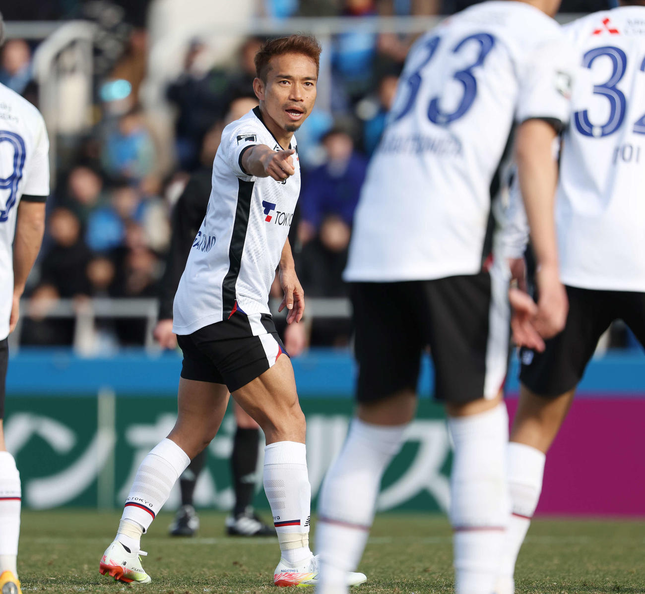 横浜FC対東京　前半、味方に指示を出す東京長友（撮影・宮地輝）