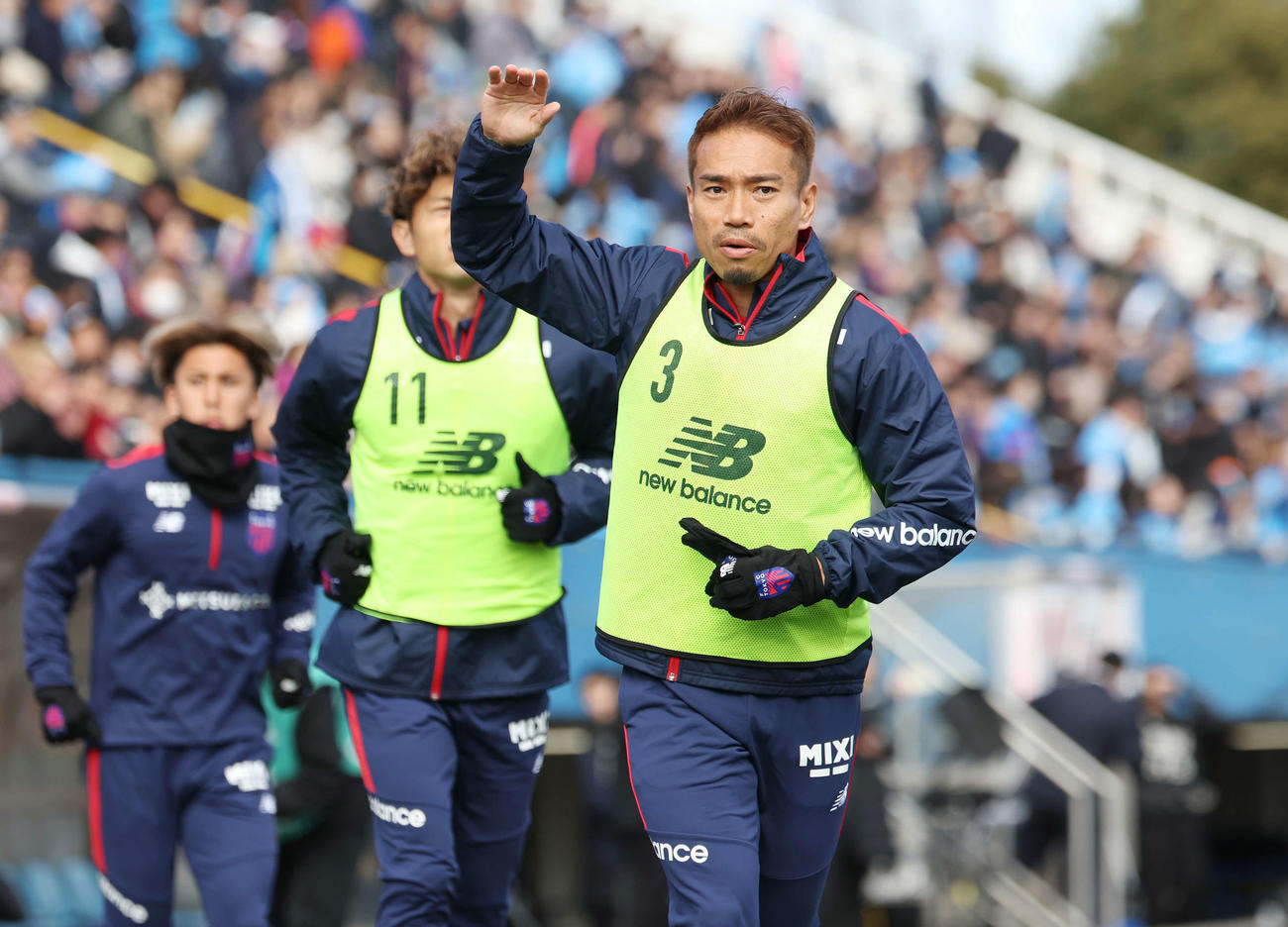 横浜FC対東京　試合前、ウオーミングアップに向かう東京長友（撮影・宮地輝）