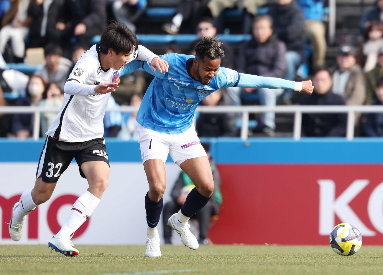 横浜FC対東京　前半、東京土肥（左）と競り合う横浜FC鈴木武（撮影・宮地輝）