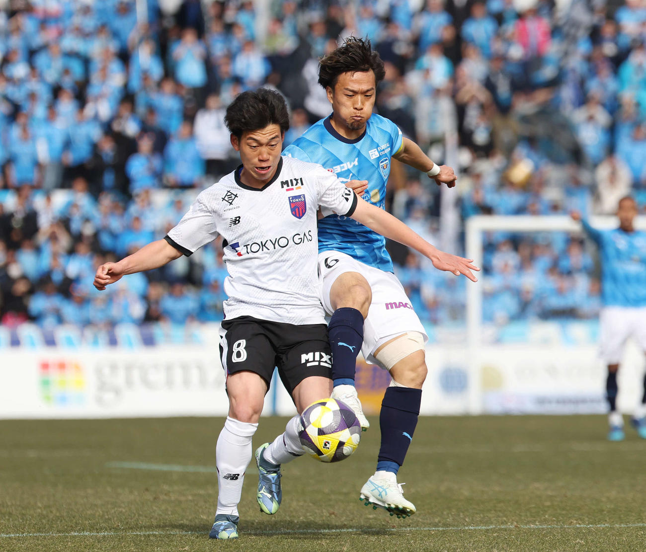 横浜FC対東京　前半、競り合う東京高（左）と横浜FC駒井（撮影・宮地輝）