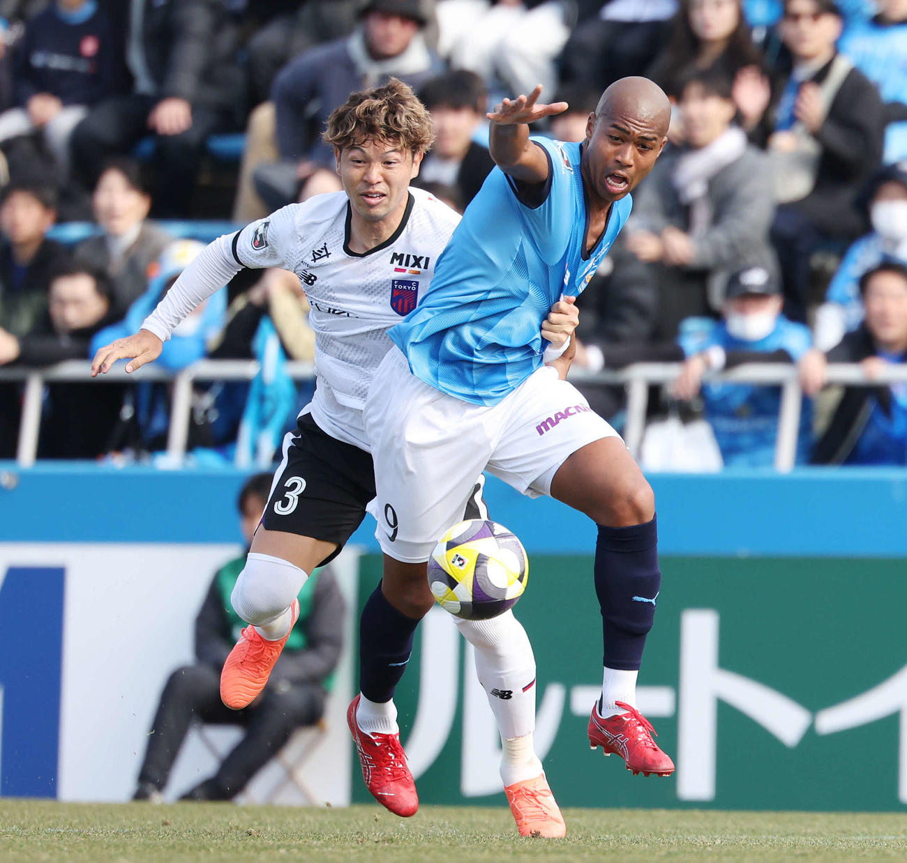 横浜FC対東京　前半、競り合う東京森重（左）と横浜FC桜川（撮影・宮地輝）
