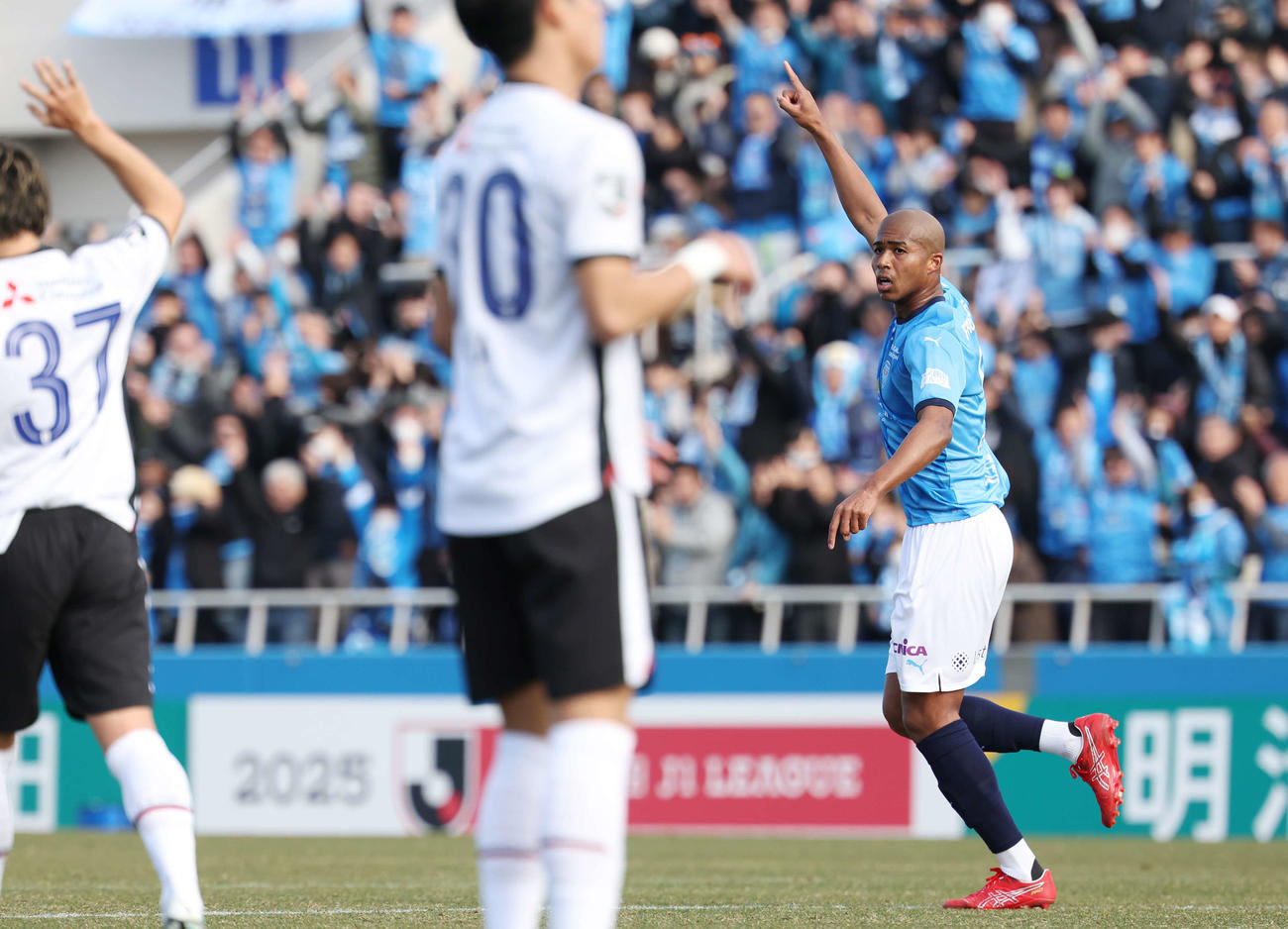 横浜FC対東京　前半、ネットを揺らすもオフサイドの横浜FC桜川（撮影・宮地輝）