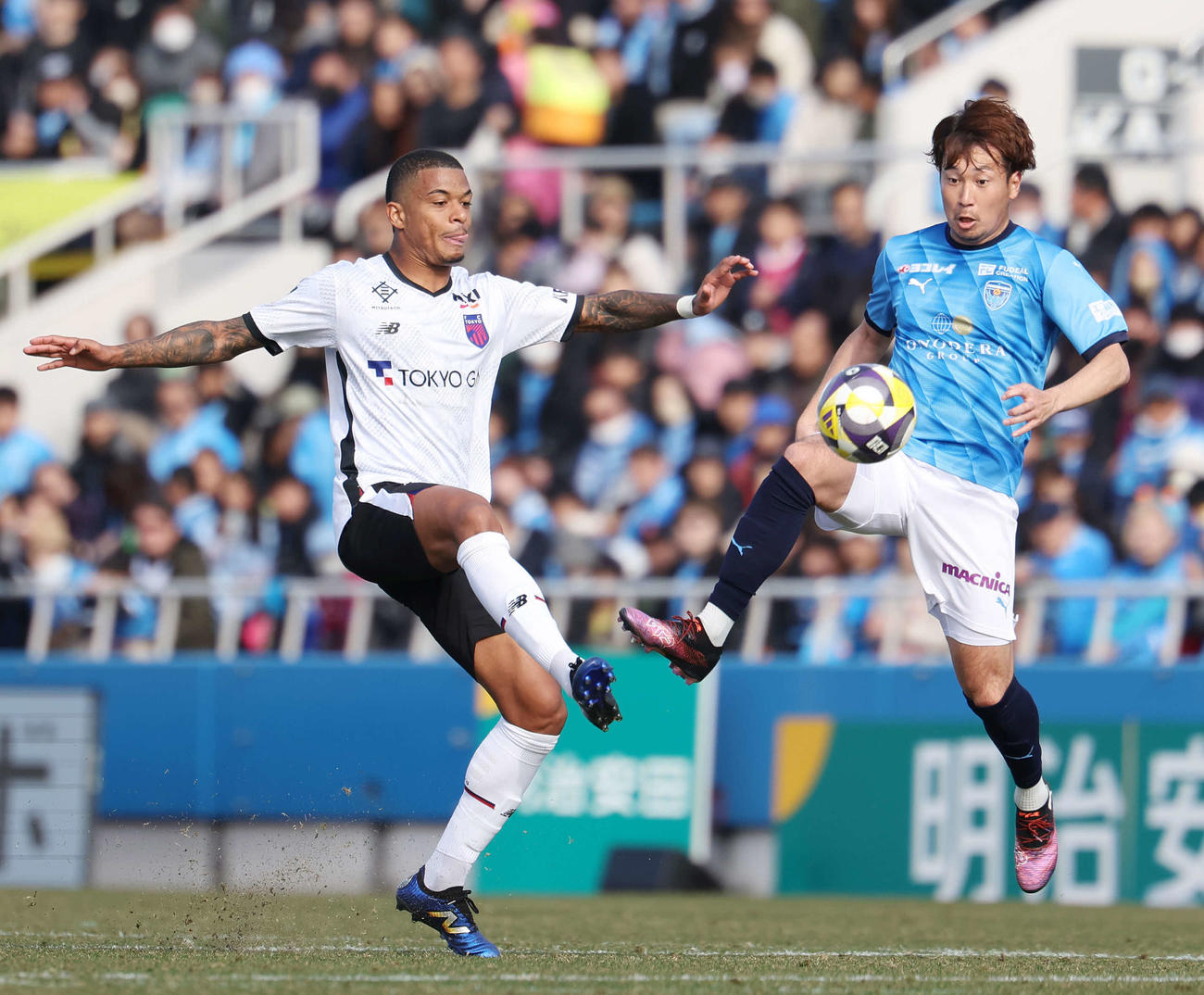 横浜FC対東京　前半、競り合う東京Mヒアン（左）と横浜FC福森（撮影・宮地輝）