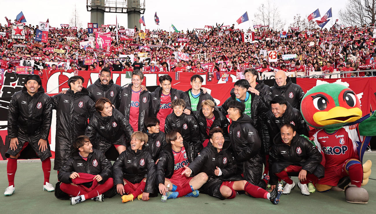 岡山対京都　J1初戦に初勝利を挙げた岡山イレブンはサポーターの前で記念写真に納まる（撮影・西尾就之）