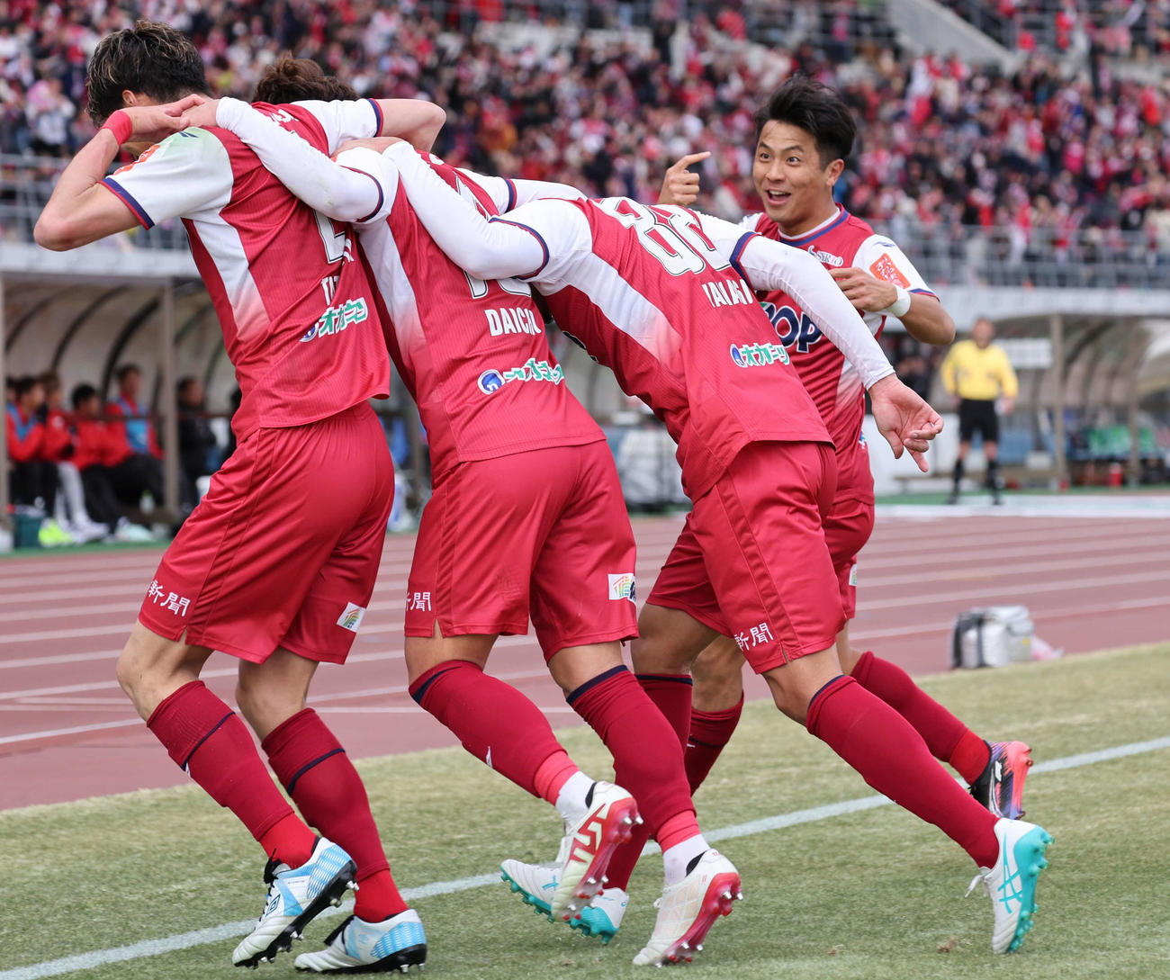 岡山対京都　前半、先制ゴールを決めた田上（左から2人目）が祝福を受ける中、木村（右）は「オレのゴール」とアピール（撮影・西尾就之）