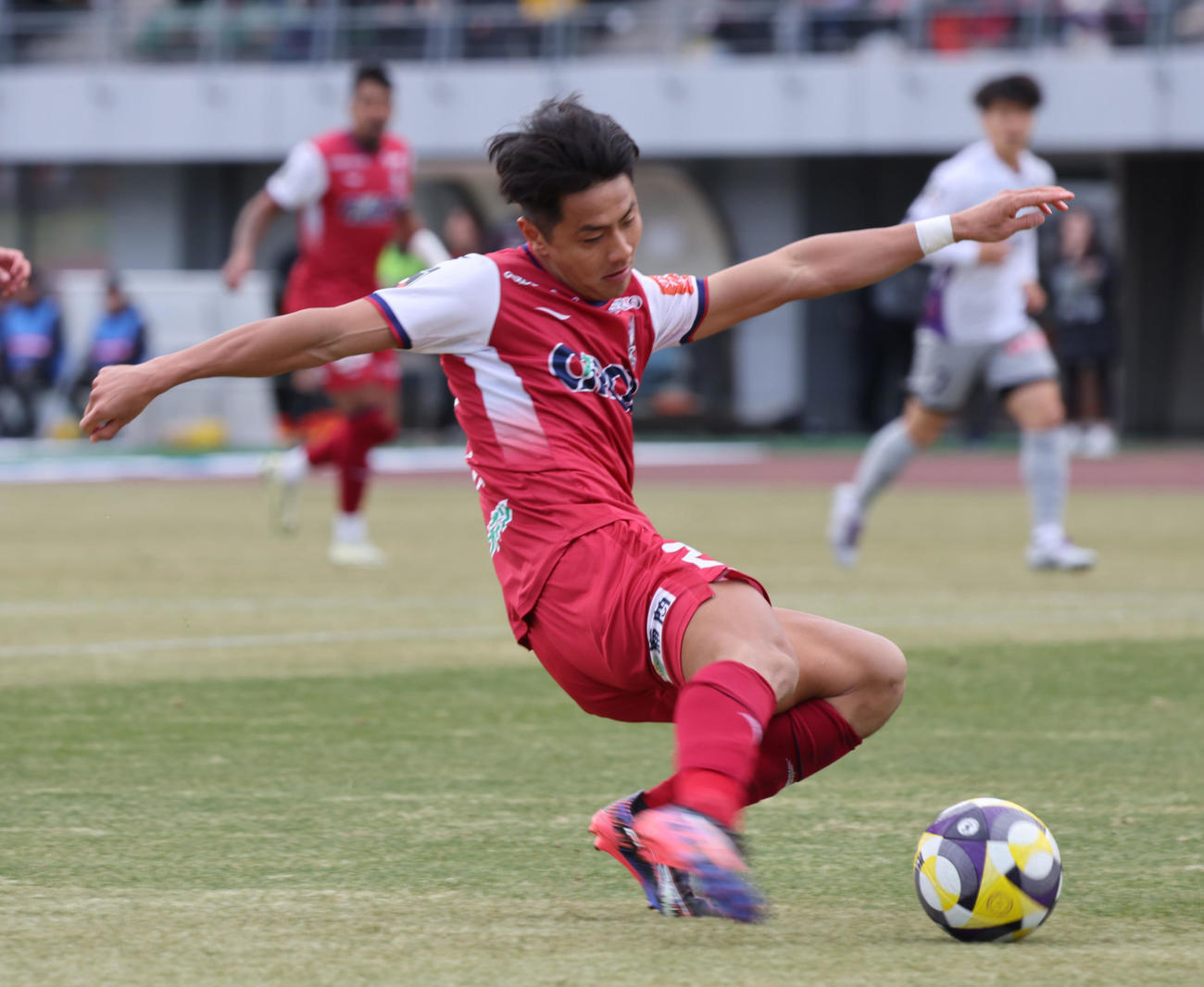 岡山対京都　後半、岡山木村はシュートを放つ（撮影・西尾就之）