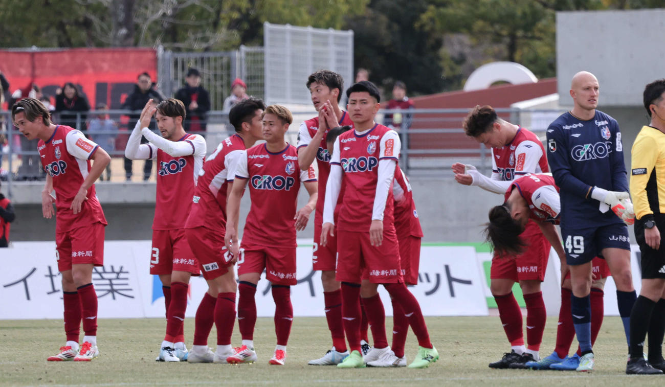 岡山対京都　J1初戦に初勝利を挙げた岡山イレブンはサポーターにあいさつ（撮影・西尾就之）