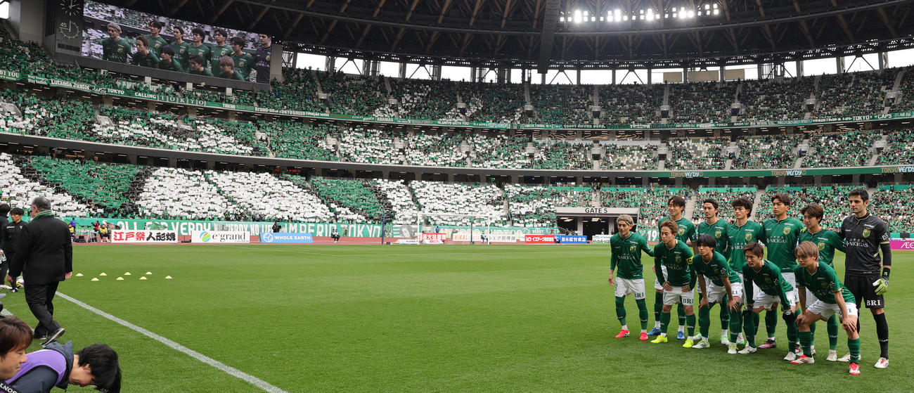 東京V対清水　東京V集合写真（撮影・野上伸悟）