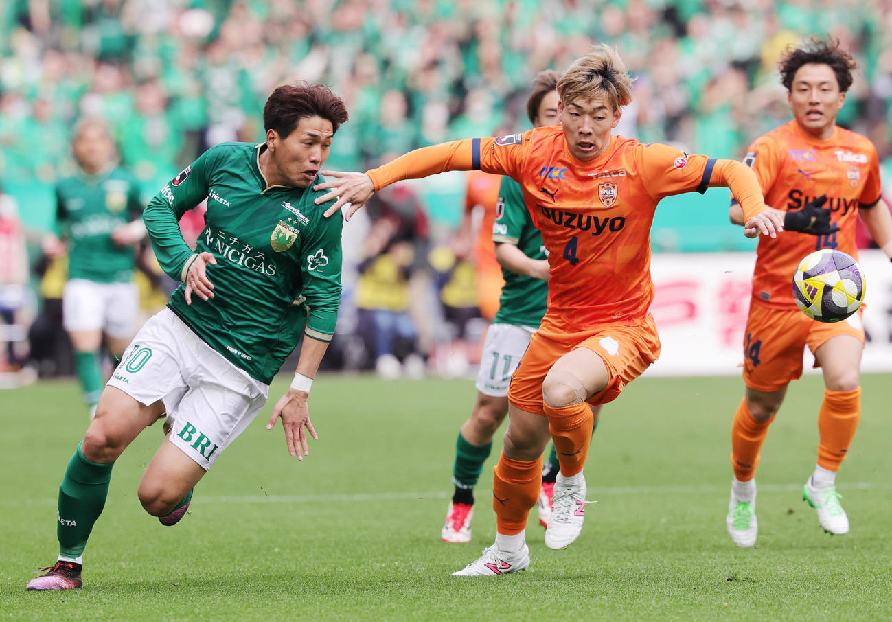 東京V対清水　前半、競りあう東京V木村（左）と清水蓮川（撮影・野上伸悟）