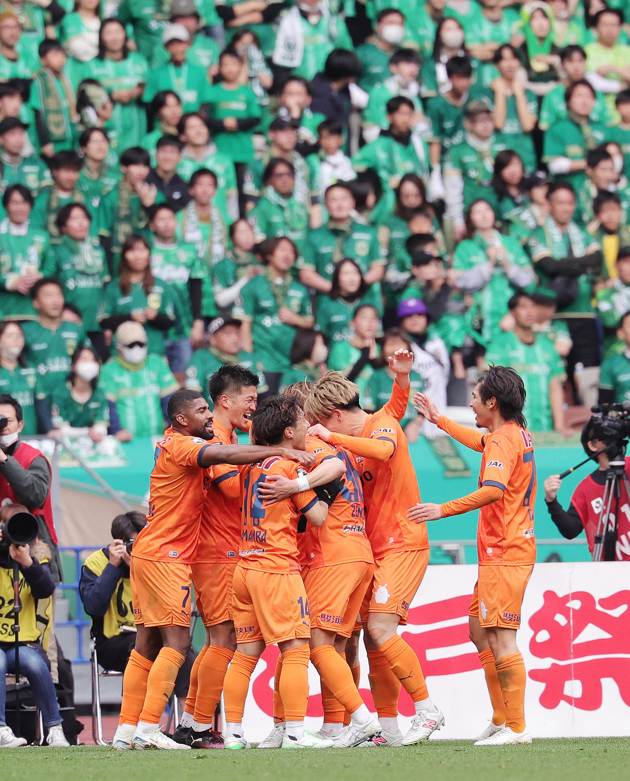 東京V対清水　前半、先制ゴールを決め喜ぶ清水北川（左から2人目）ら清水の選手たち（撮影・野上伸悟）