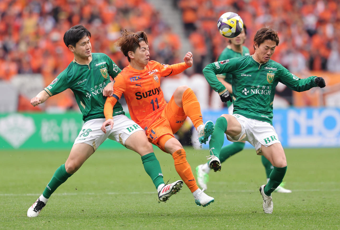東京V対清水　前半、東京V平川（左）と斎藤（右）に挟まれる清水山原（撮影・野上伸悟）