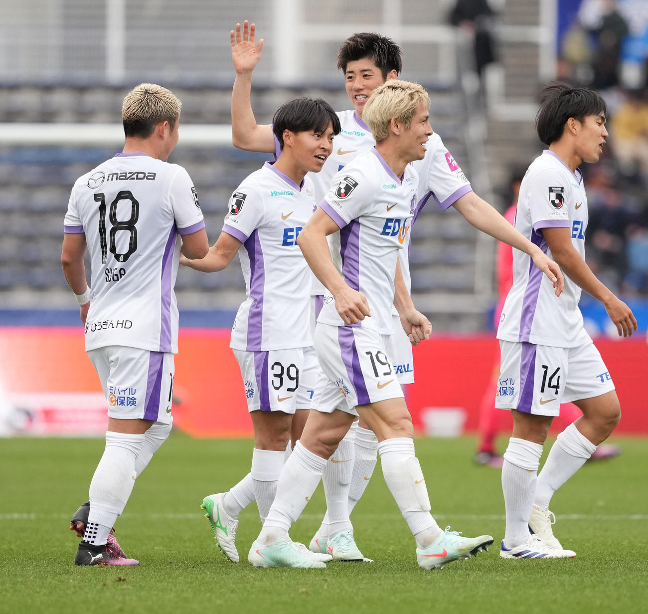 町田対広島　町田に勝利し、タッチを交わす中村（左から2人目）ら広島イレブン（撮影・鈴木みどり）