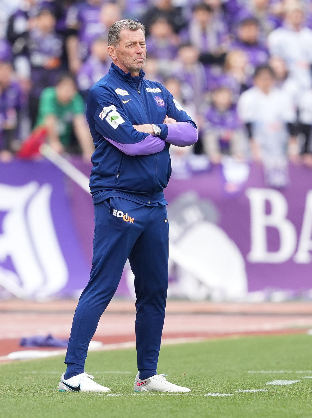 町田対広島　前半、試合を見守る広島スキッベ監督（撮影・鈴木みどり）