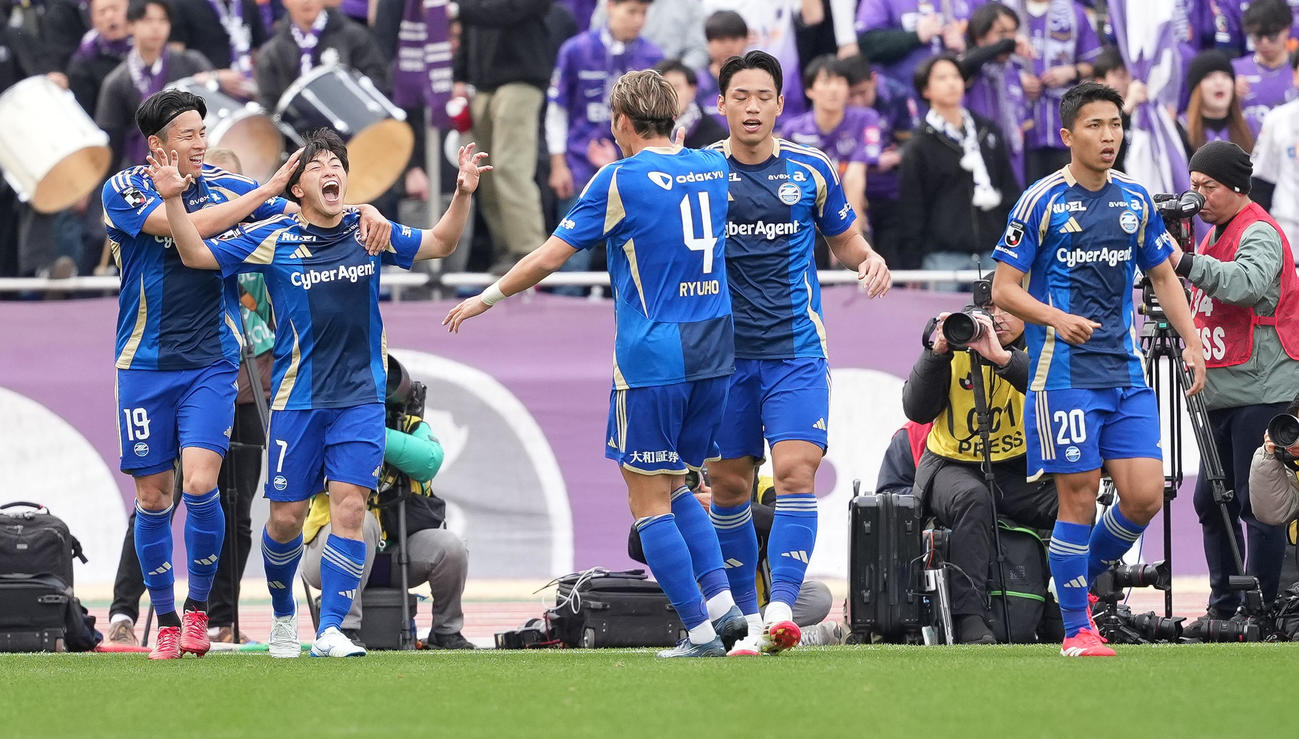 町田対広島　前半、先制ゴールを決め、ポーズを取る町田相馬（左から2人目）（撮影・鈴木みどり）