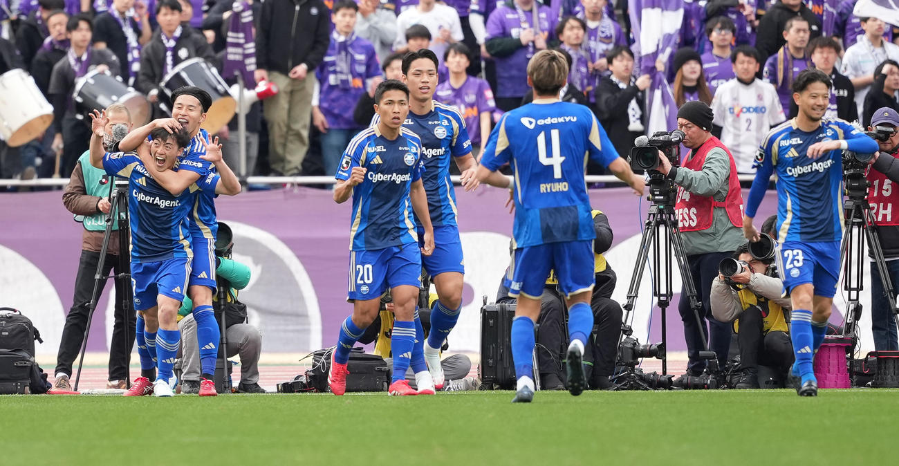 町田対広島　前半、先制ゴールを決め、ポーズを取る町田相馬（左）（撮影・鈴木みどり）