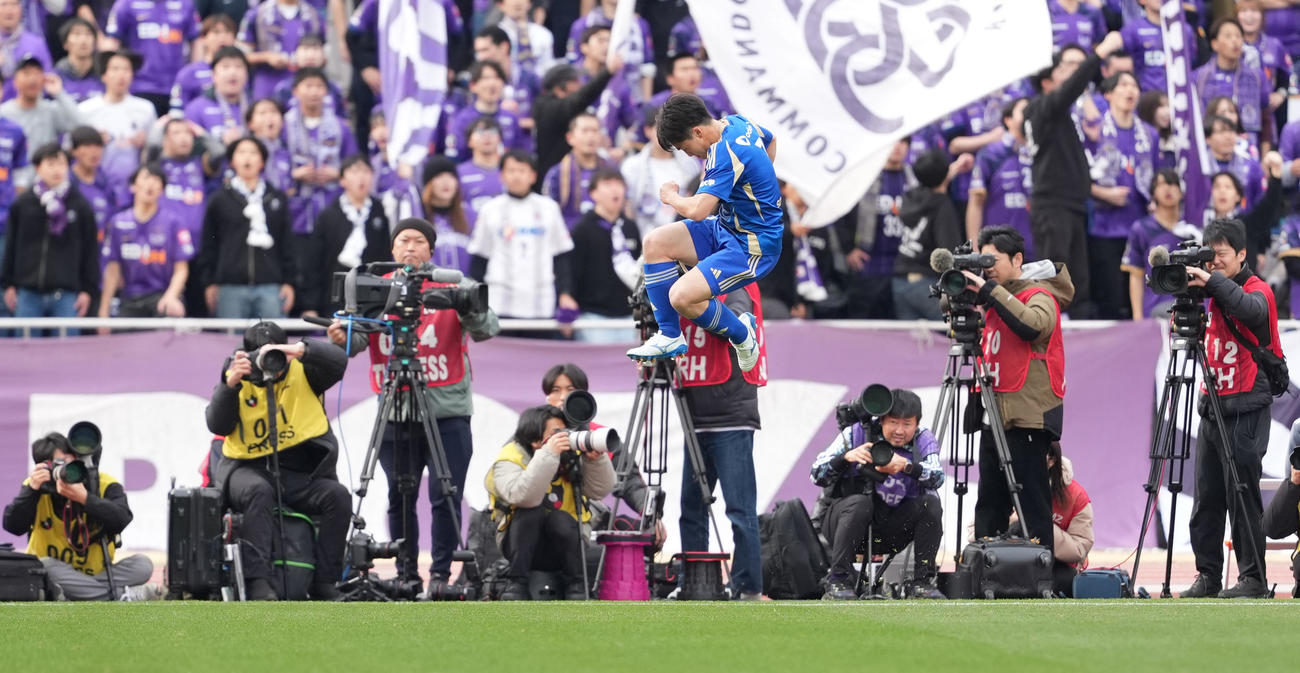 町田対広島　前半、先制ゴールを決め、ジャンプする町田相馬（撮影・鈴木みどり）