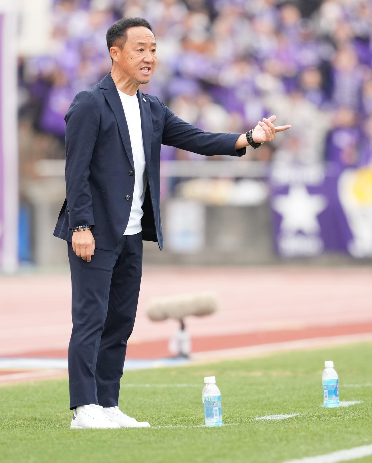 町田対広島　前半、選手に指示を出す町田黒田監督（撮影・鈴木みどり）