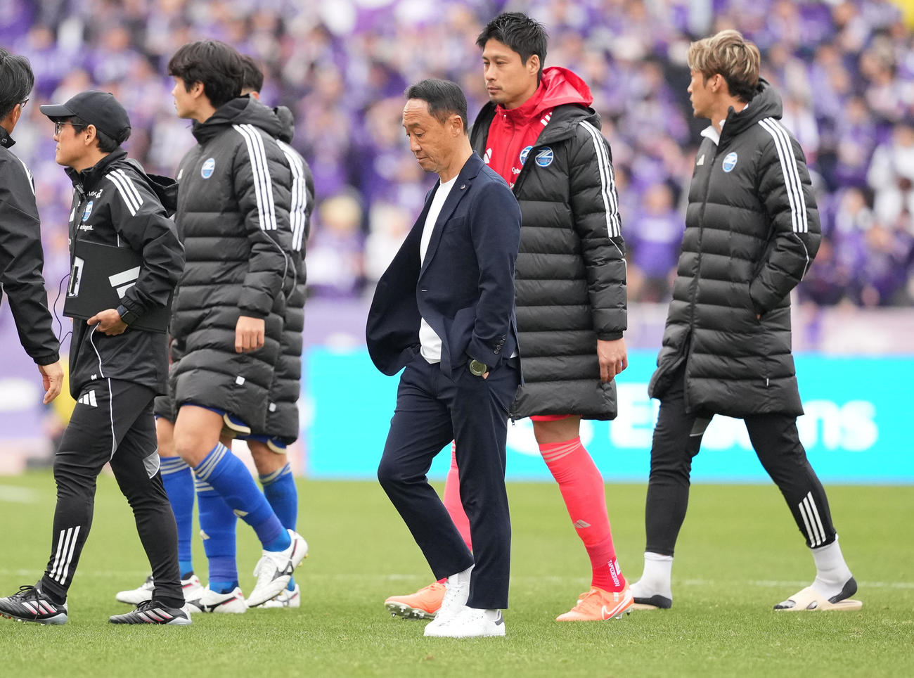 町田対広島　広島に敗れ、うつむく町田黒田監督（中央）（撮影・鈴木みどり）