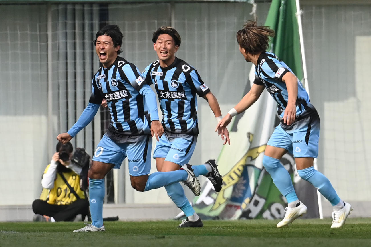 FC大阪対岐阜　前半、FC大阪堀越（左）は先制ゴールを決め喜ぶ（撮影・滝沢美穂子）