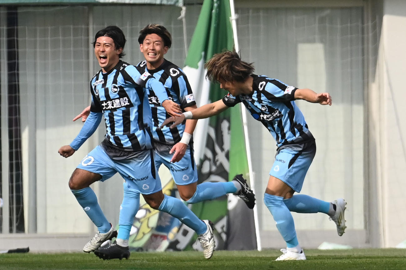 FC大阪対岐阜　前半、FC大阪堀越（左）は先制ゴールを決め喜ぶ（撮影・滝沢美穂子）