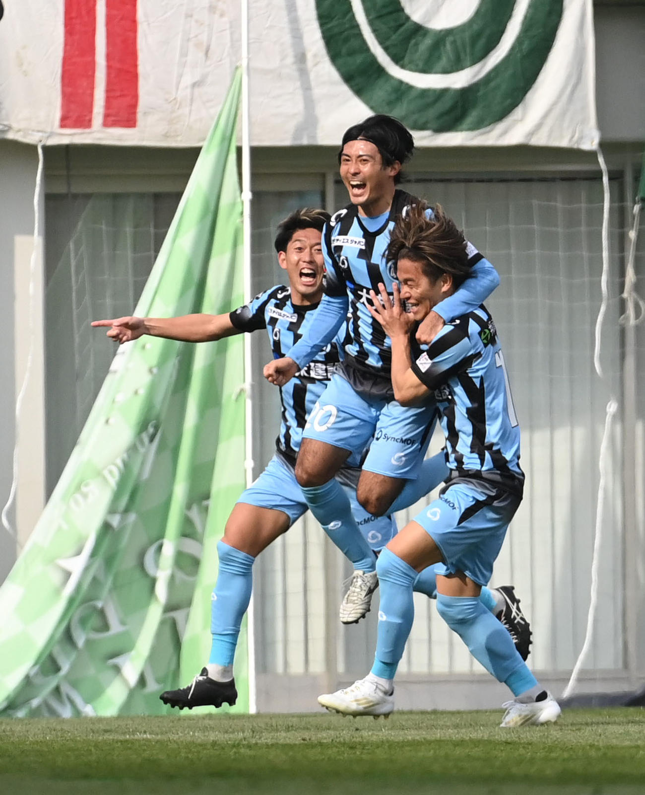 FC大阪対岐阜　前半、FC大阪堀越（中央）は先制ゴールを決め喜ぶ（撮影・滝沢美穂子）