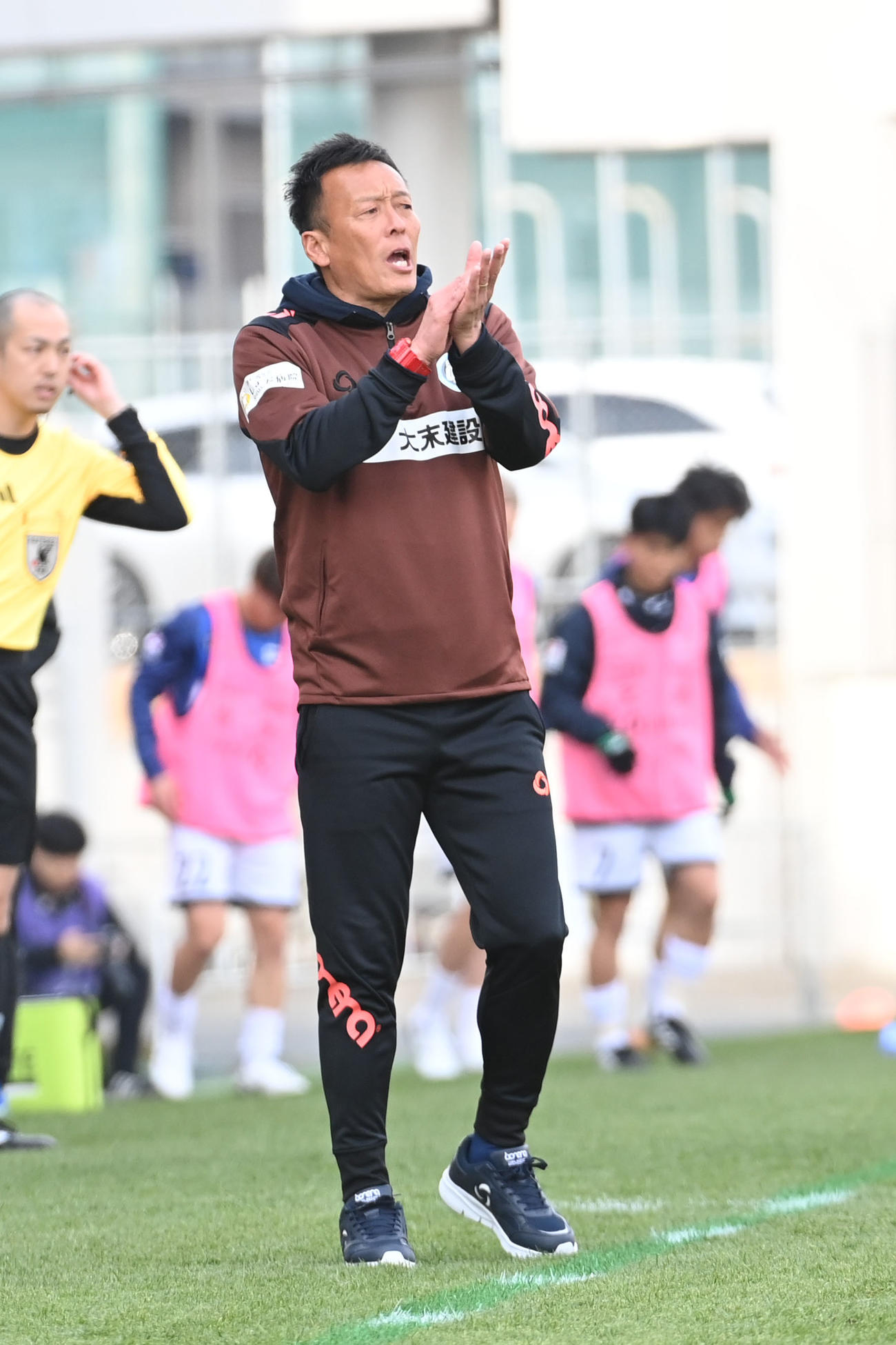 FC大阪対岐阜　選手に指示を出すFC大阪の大嶽監督（撮影・滝沢美穂子）