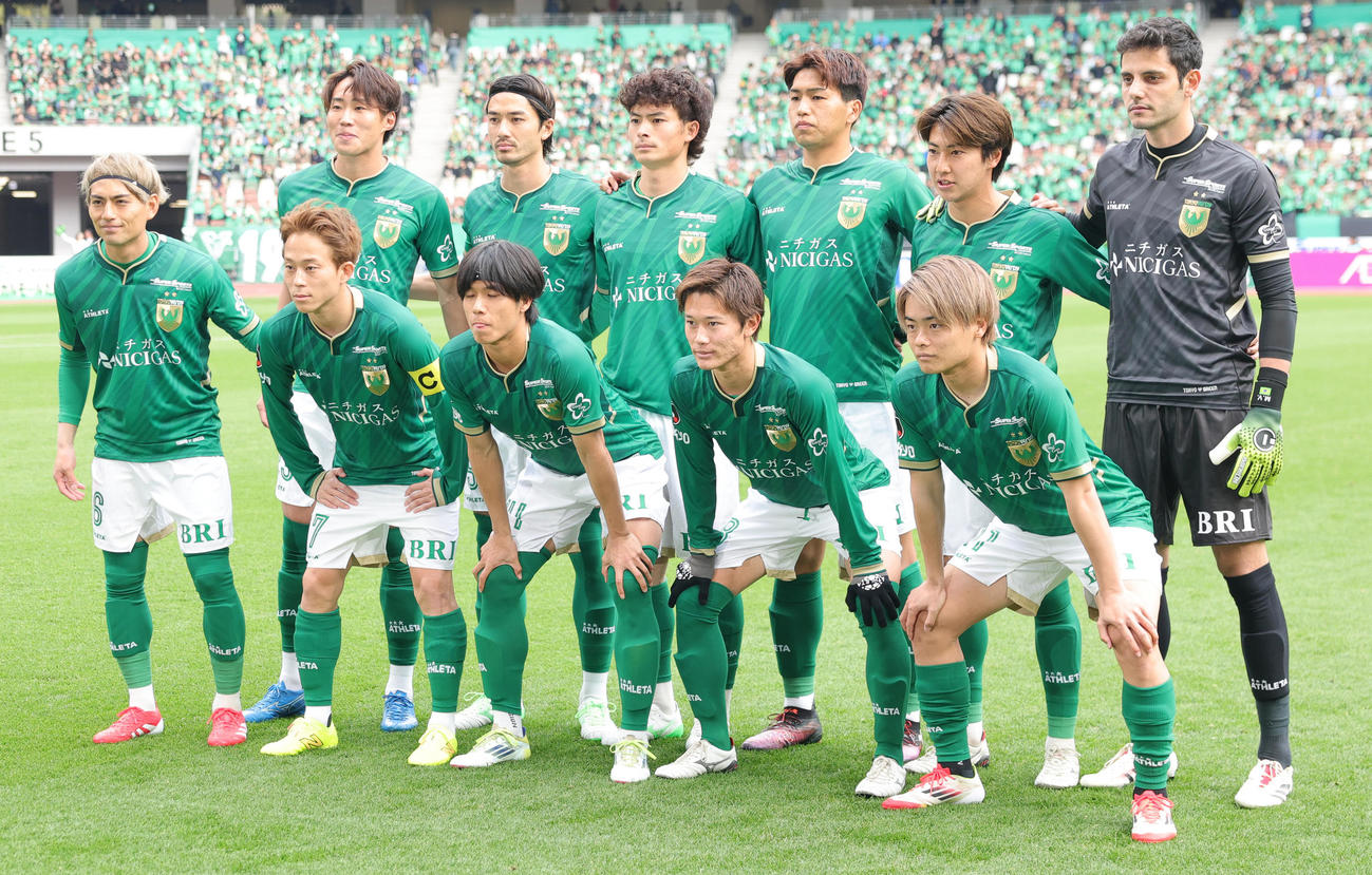 東京V対清水　東京V集合写真（撮影・野上伸悟）