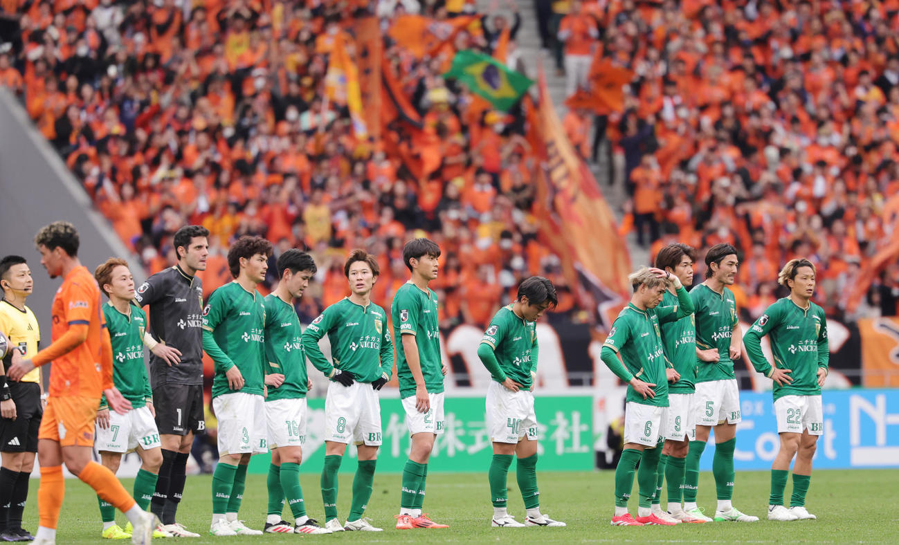 東京V対清水　0－1で敗れがっくりの東京Vイレブン（撮影・野上伸悟）