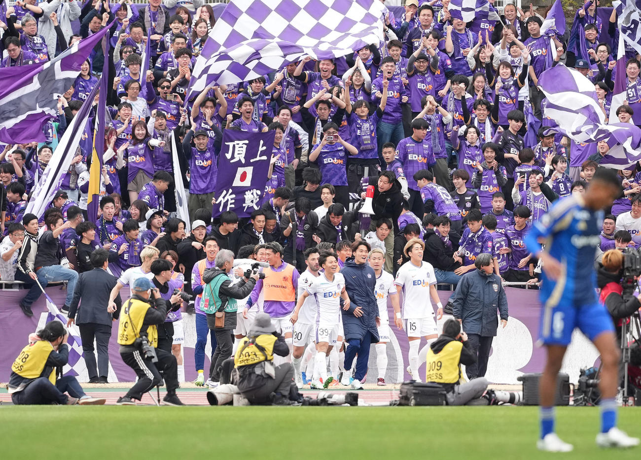 町田対広島　後半、決勝ゴールを決め喜ぶ広島中村（中央）（撮影・鈴木みどり）