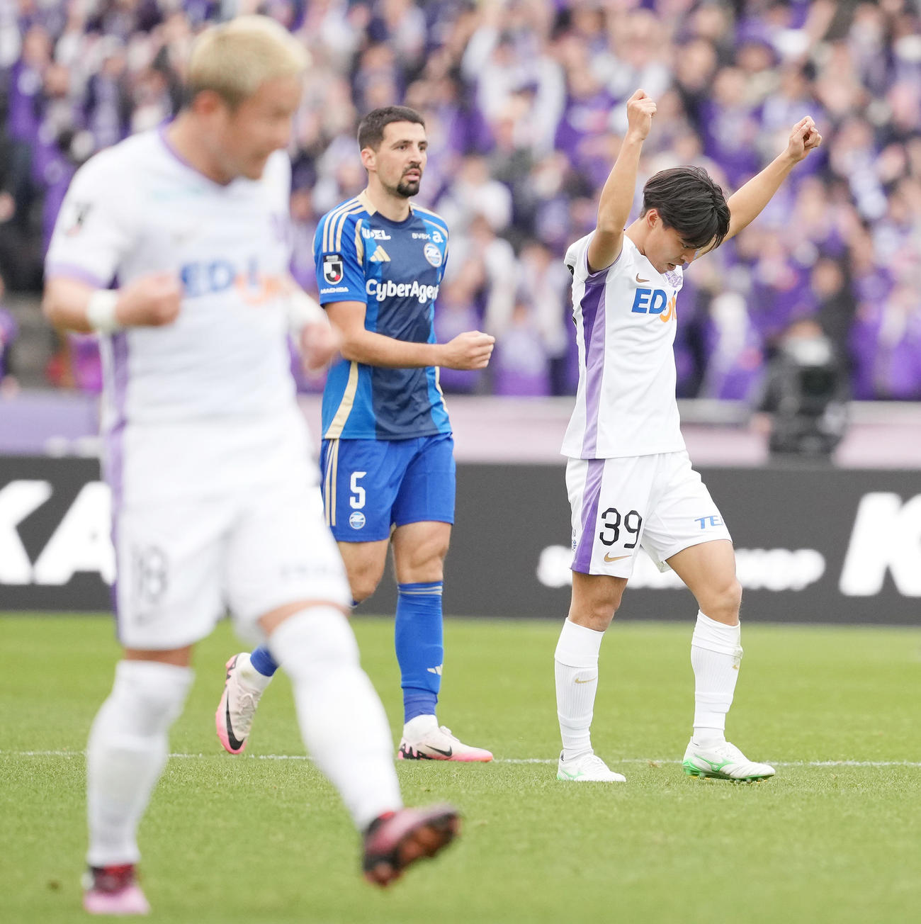町田対広島　町田に勝利し、ガッツポーズする広島中村（右）（撮影・鈴木みどり）