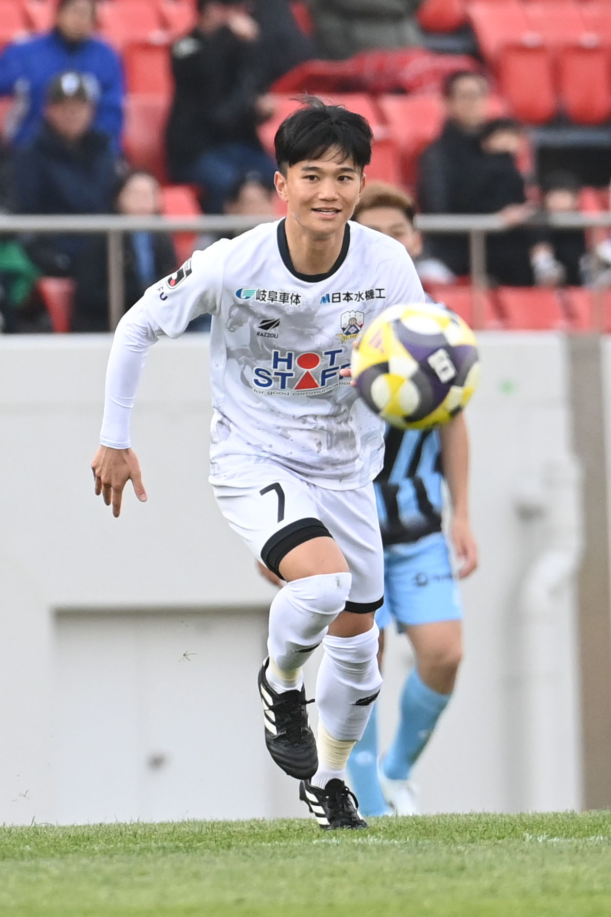 FC大阪対岐阜　後半、ボールを追う岐阜中村（撮影・滝沢美穂子）