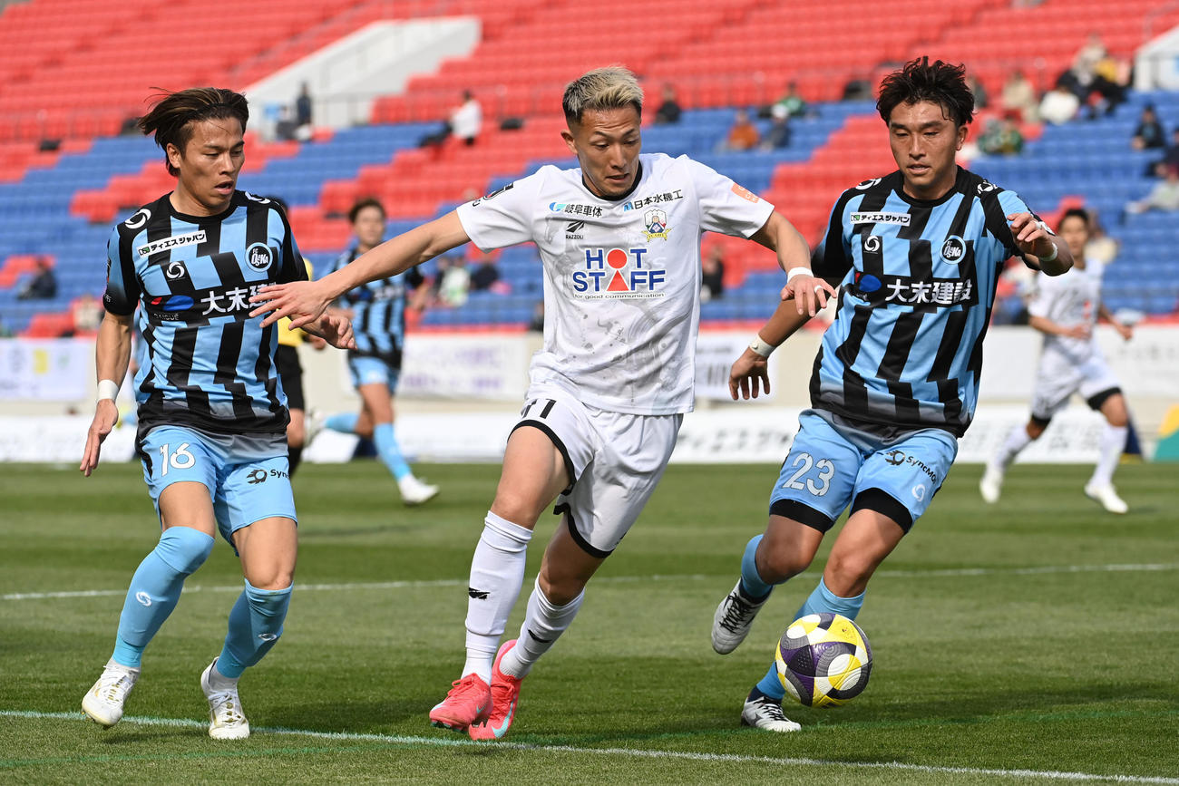 FC大阪対岐阜　前半、ボールを奪い合う岐阜佐々木（撮影・滝沢美穂子）