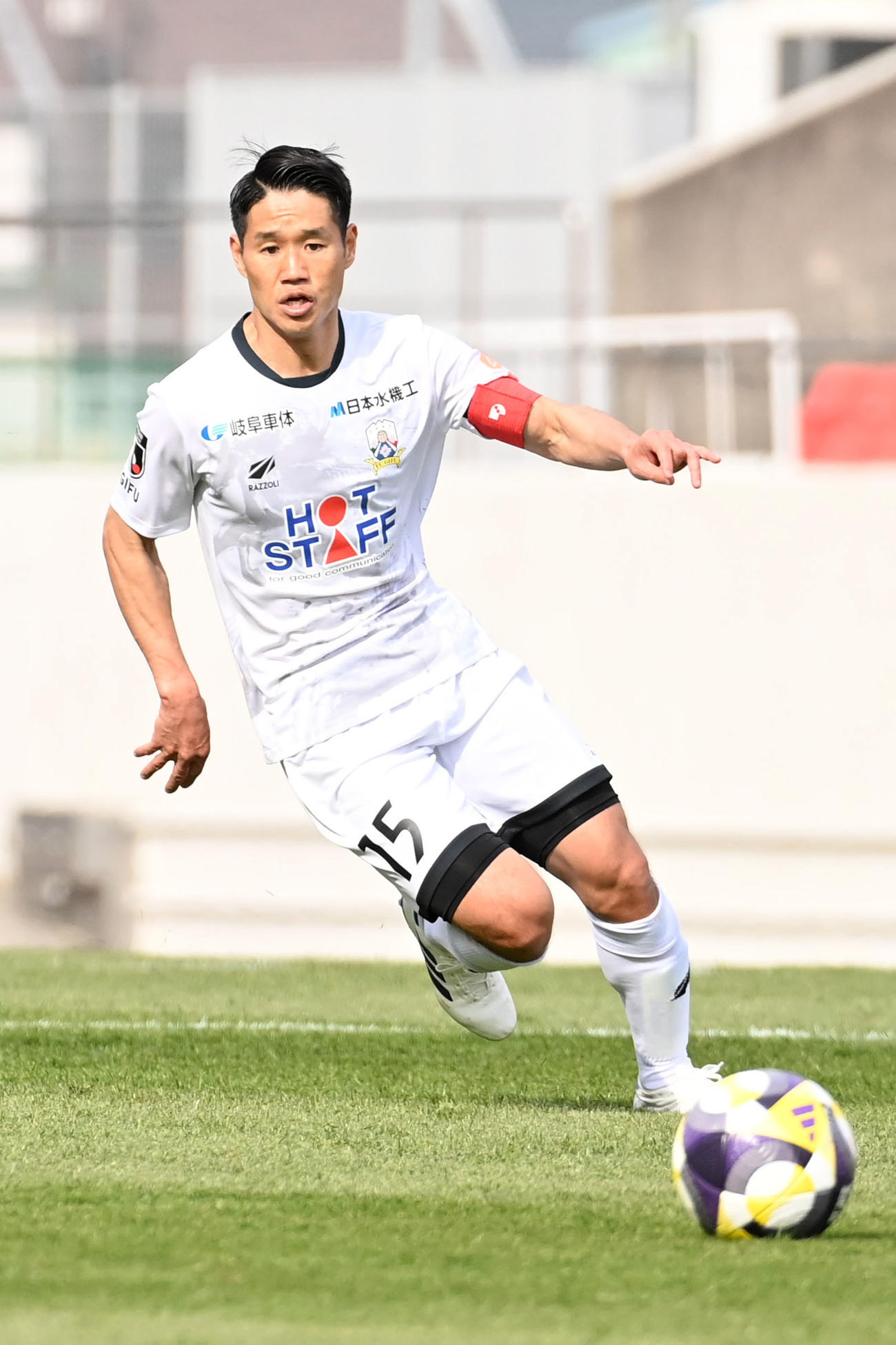 FC大阪対岐阜　前半、ボールを追う岐阜山田（撮影・滝沢美穂子）