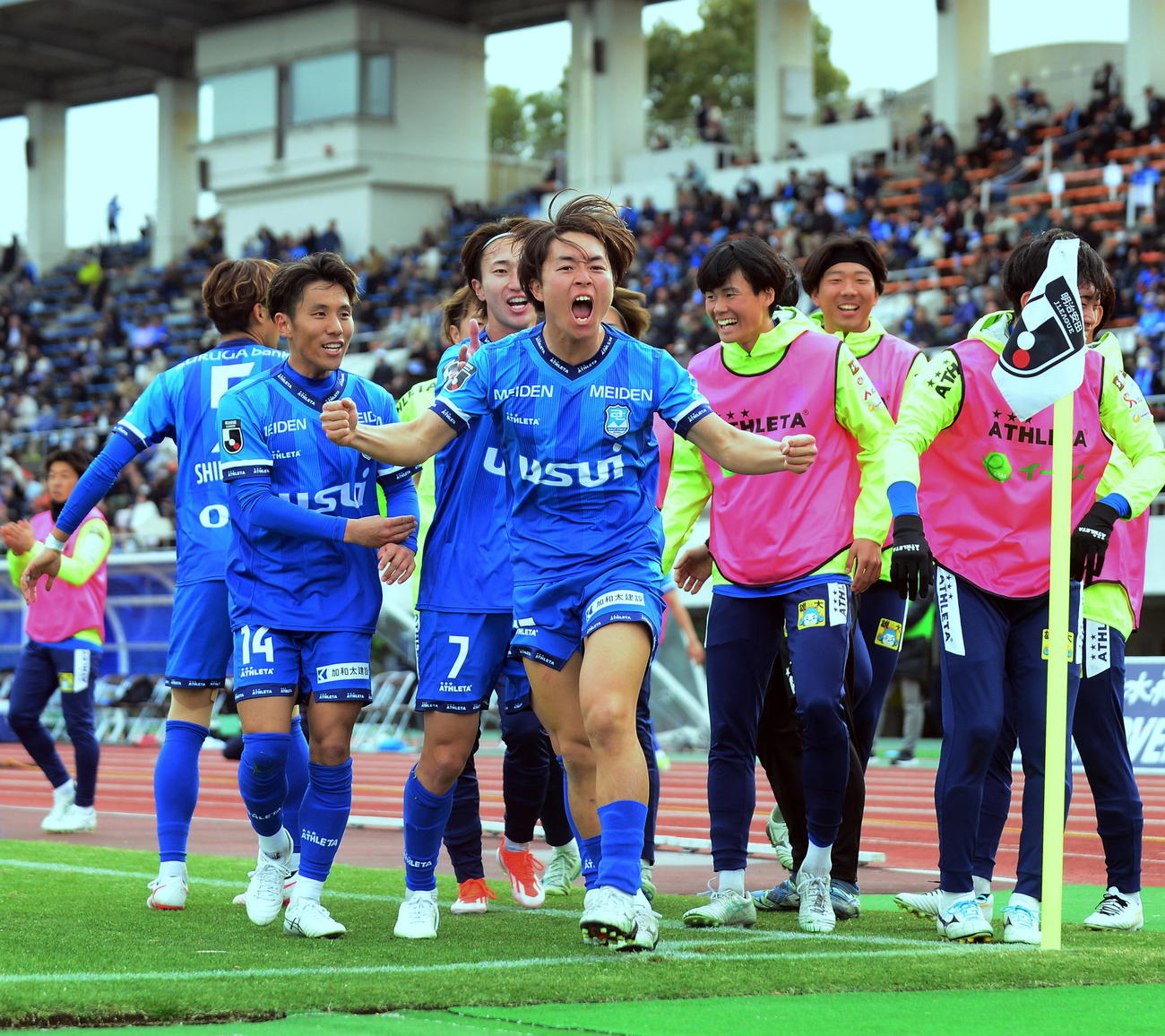 沼津対鳥取　藤井（中央）のプロ初得点を祝福する沼津イレブン
