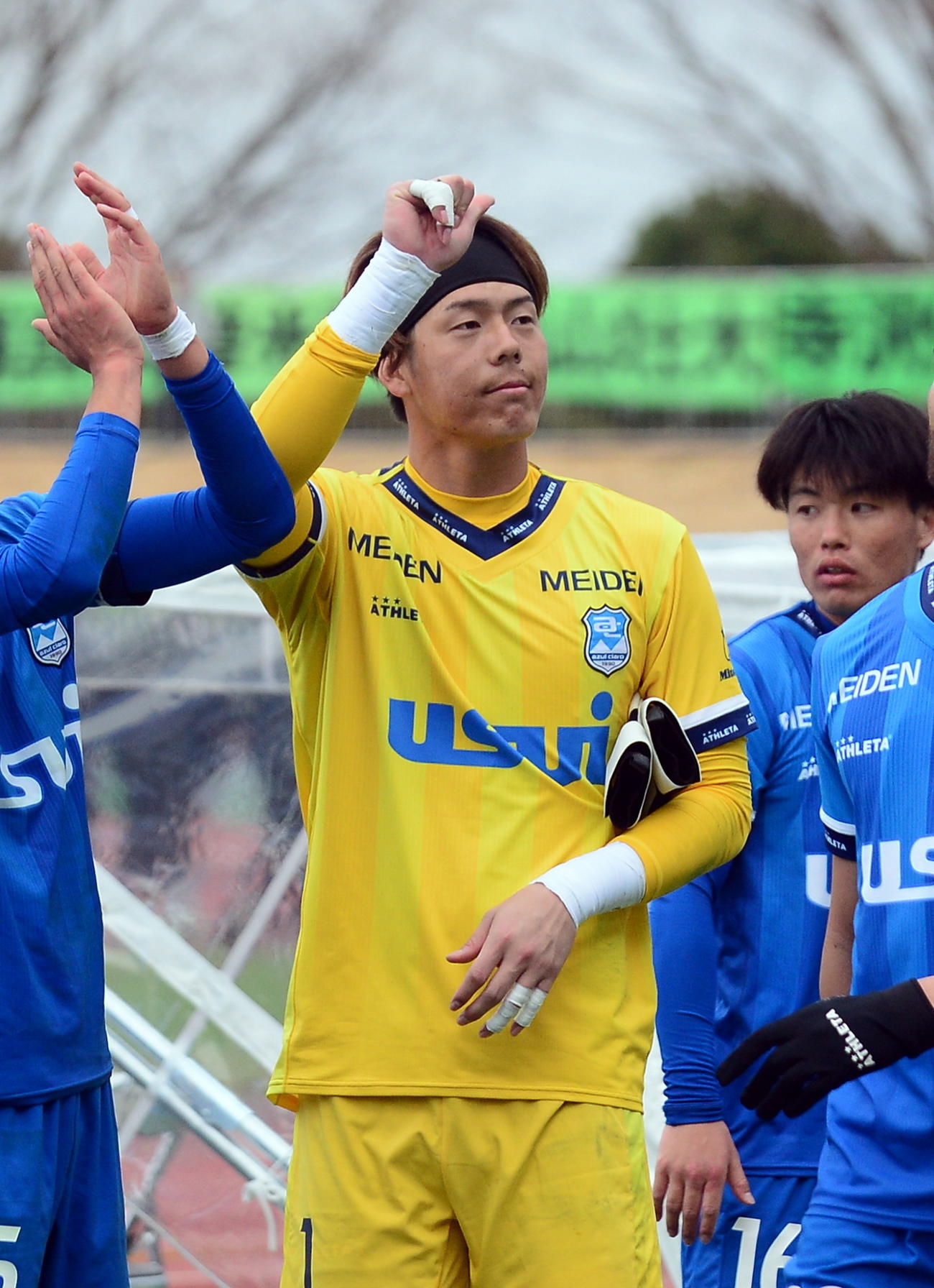 試合後、スタンドの拍手に応える沼津GK渡辺）