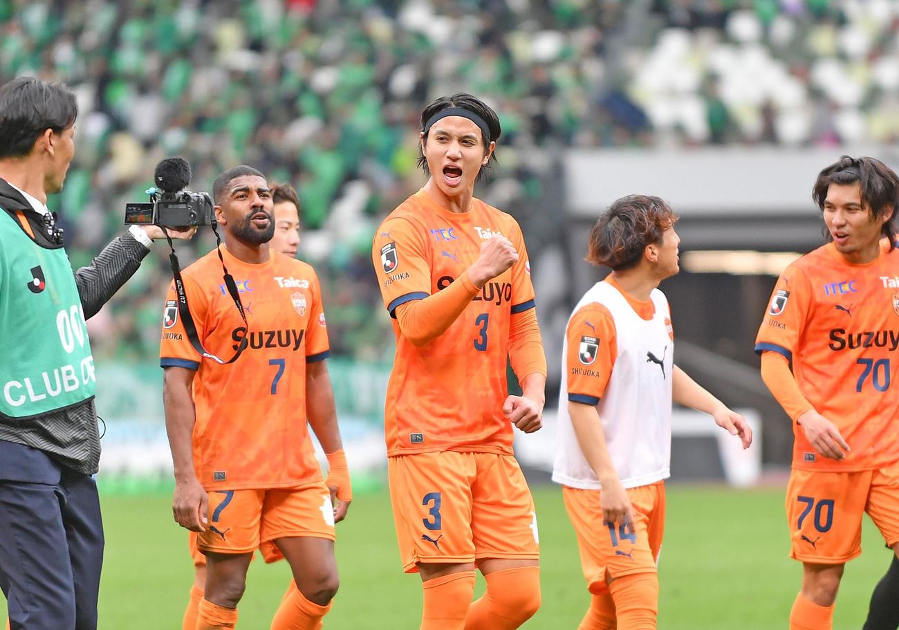 試合後、喜びを爆発させる清水高橋（中央）