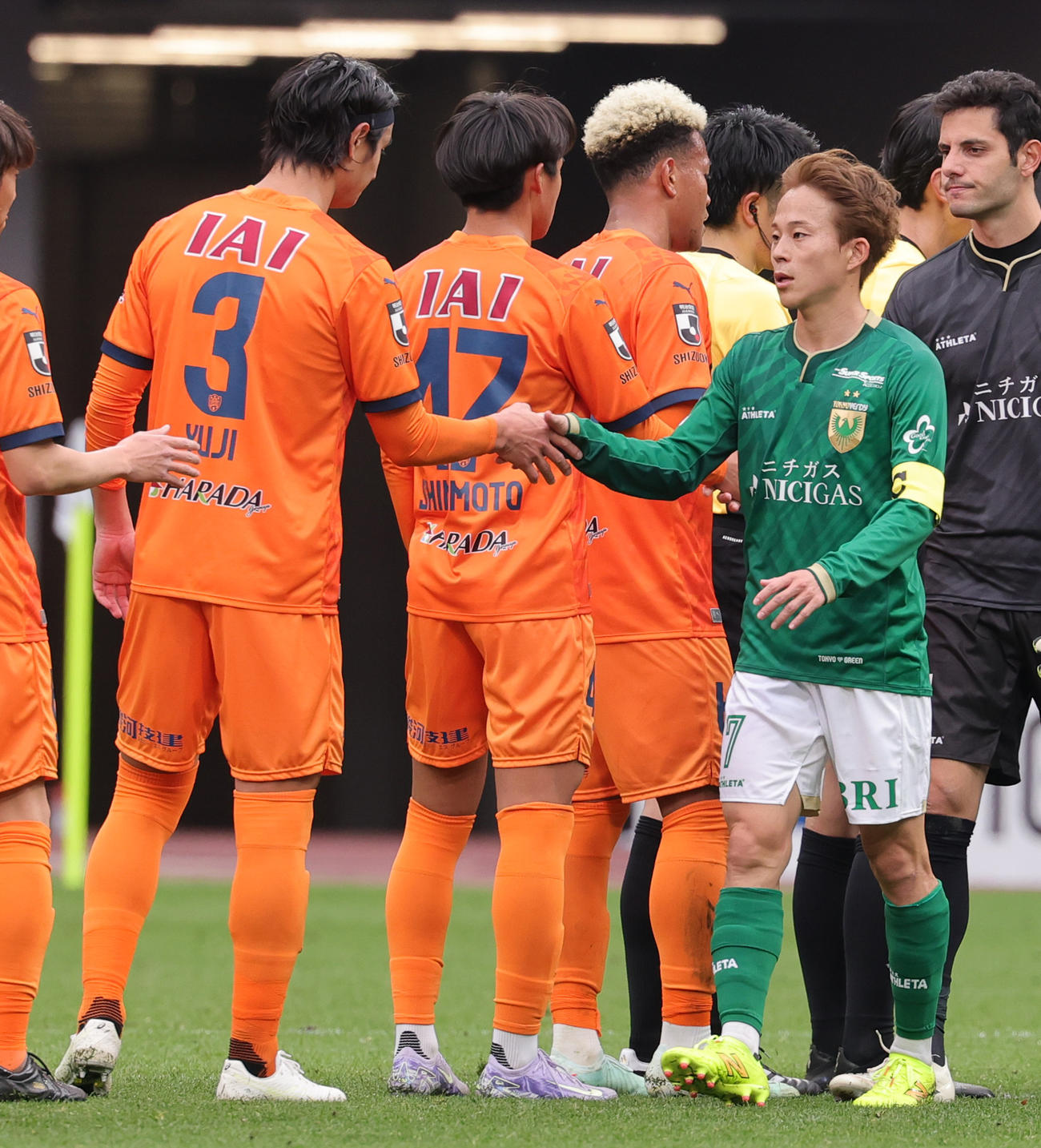 東京V対清水　試合後にあいさつを交わす清水高橋（左）と東京V森田（撮影・野上伸悟）