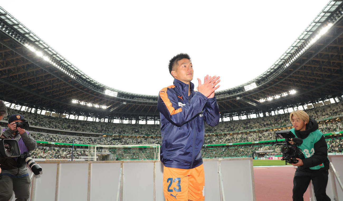 東京V対清水　決勝ゴールの清水北川は、試合後にサポーターと喜びあう（撮影・野上伸悟）