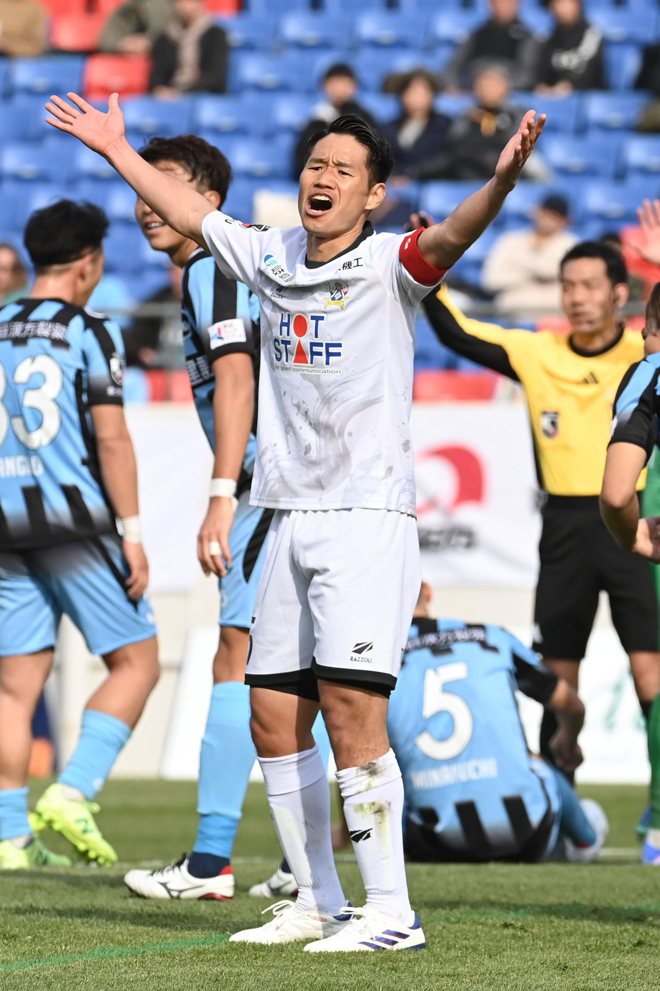 FC大阪対岐阜　前半、両手を広げ審判にアピールする岐阜山田（撮影・滝沢美穂子）