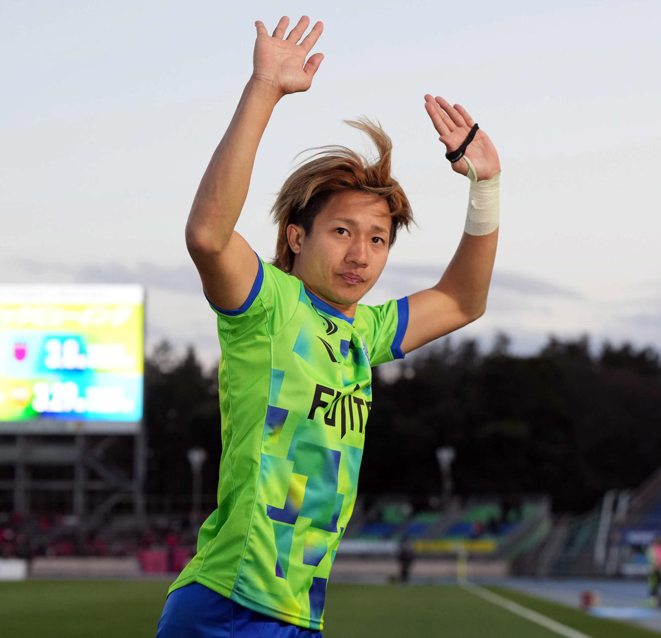 湘南対鹿島　決勝ゴールを決めた湘南福田はサポーターの声援に応える（撮影・たえ見朱実）