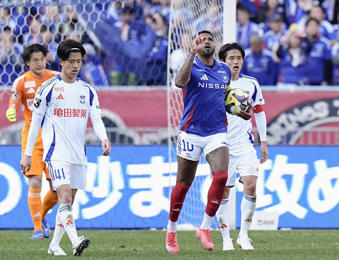 後半、同点PKを決め、喜ぶ横浜Mのアンデルソン・ロペス（右から2人目）（共同）