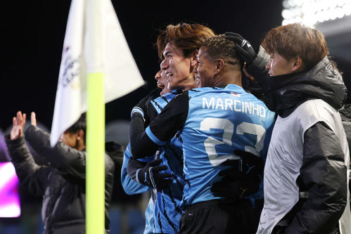 川崎F対セントラルコースト　後半、ゴールを決めチームメートと喜ぶ川崎Fマルシーニョ（右から2人目）（撮影・宮地輝）