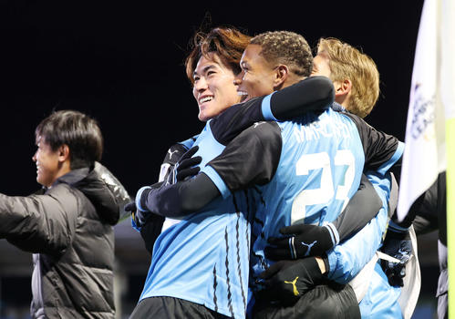 川崎F対セントラルコースト　後半、ゴールを決めチームメートと喜ぶ川崎Fマルシーニョ（右から2人目）（撮影・宮地輝）