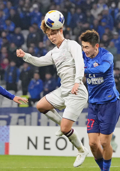 試合終了間際、ヘディングでチーム2点目のゴールを決める神戸井出（共同）
