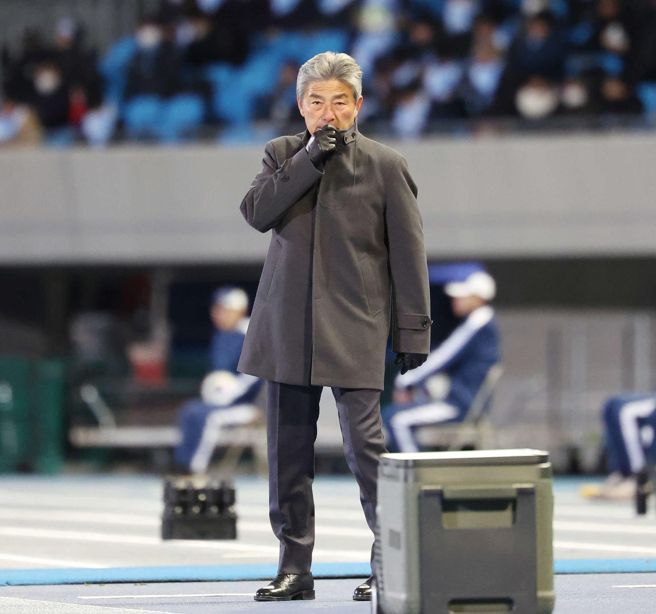 川崎F対セントラルコースト　後半、インカムでコミュニケーションをする川崎F長谷部監督（撮影・宮地輝）
