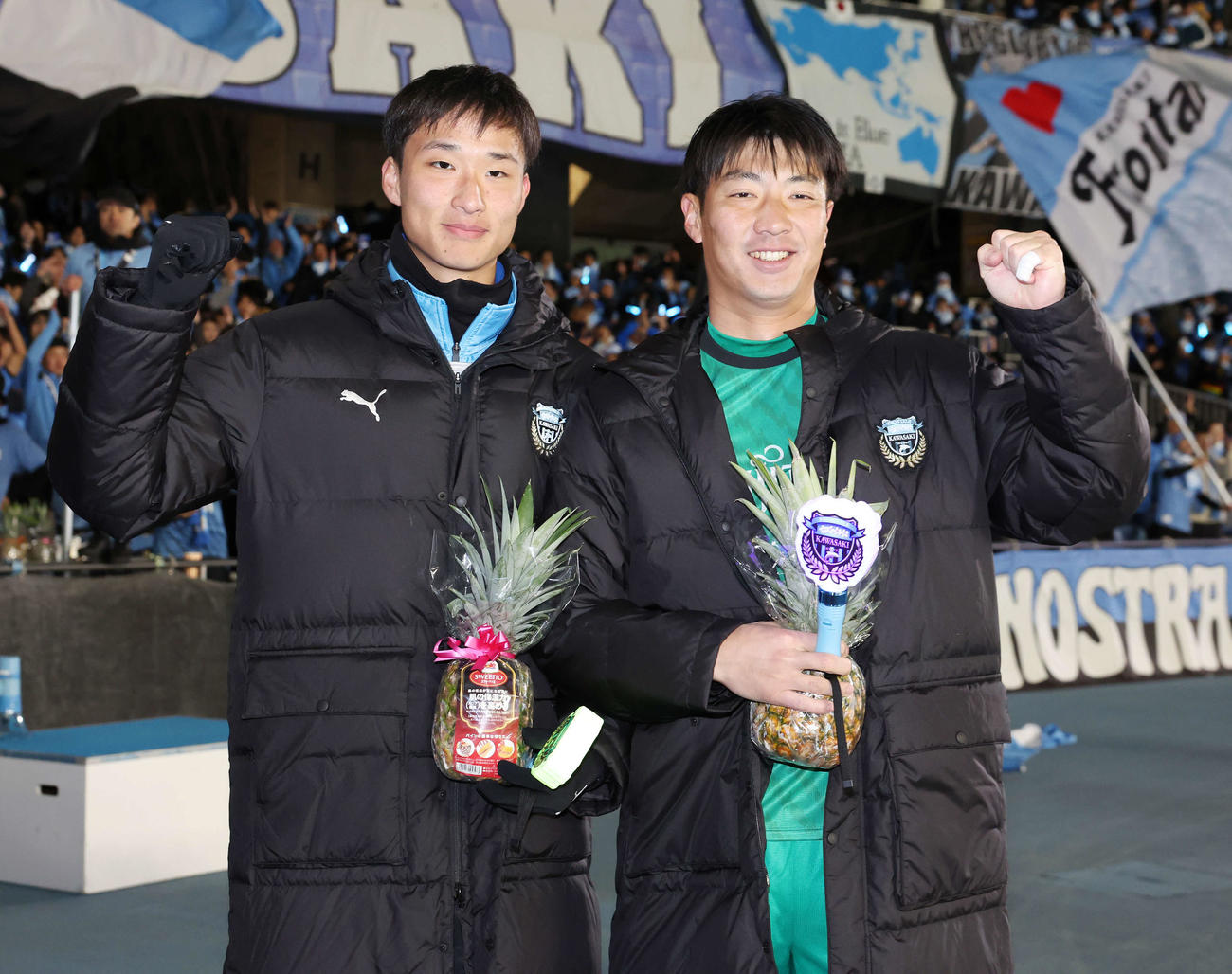 川崎F対セントラルコースト　勝利し笑顔でガッツポーズする川崎FのGK井沢（左）とGK安藤（撮影・宮地輝）