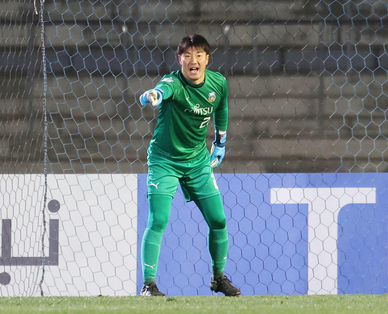 川崎F対セントラルコースト　後半、指示を出す川崎FのGK安藤（撮影・宮地輝）