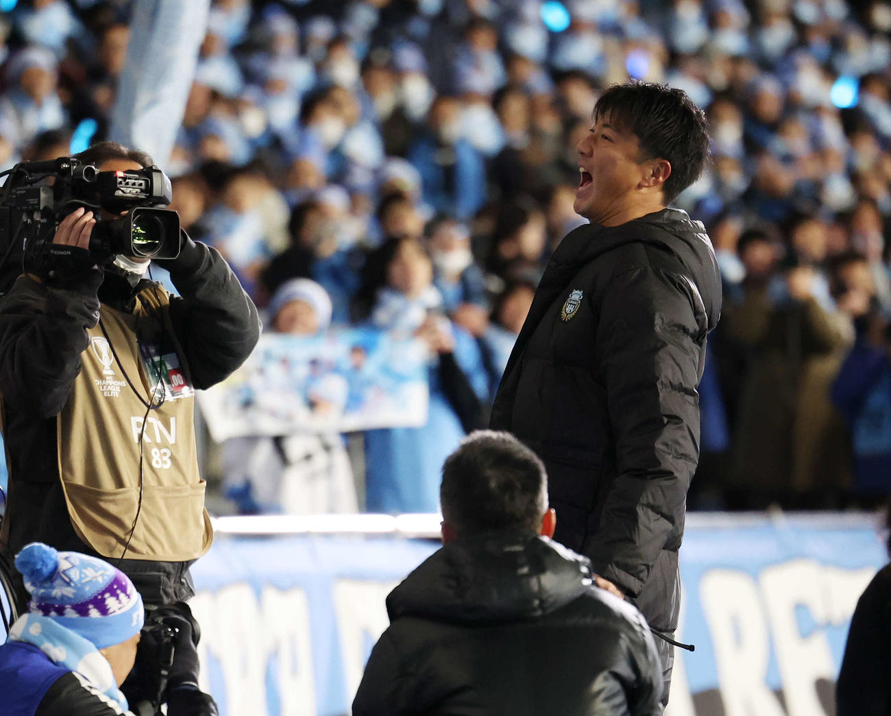 川崎F対セントラルコースト　クリーンシートで勝利しサポーターと喜ぶ川崎FのGK安藤（撮影・宮地輝）