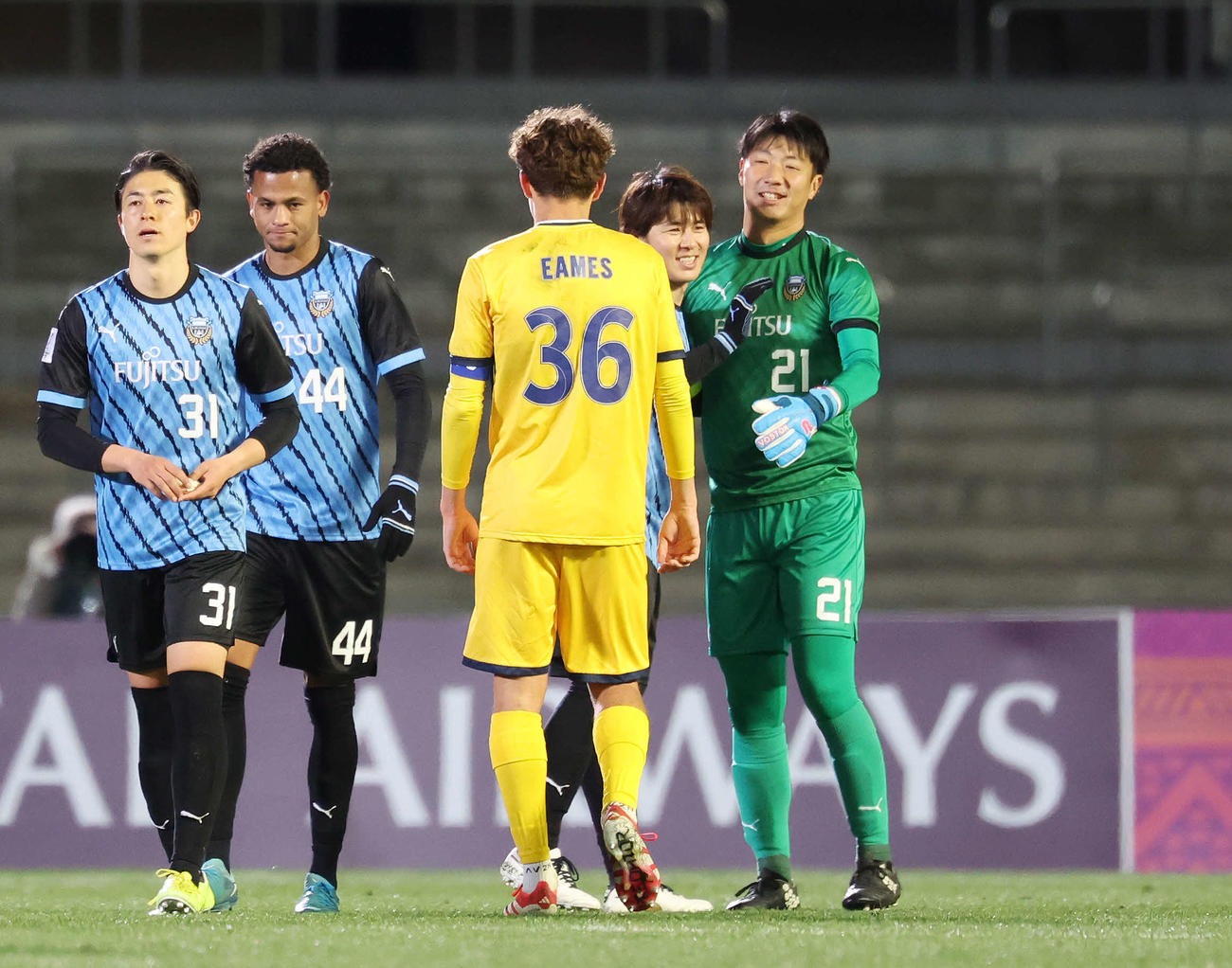 川崎F対セントラルコースト　勝利し笑顔の川崎FのGK安藤（右）と脇坂（同2人目）（撮影・宮地輝）